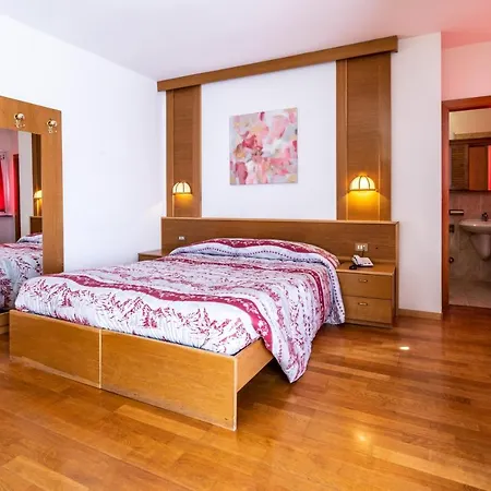 Hotel Bucaneve